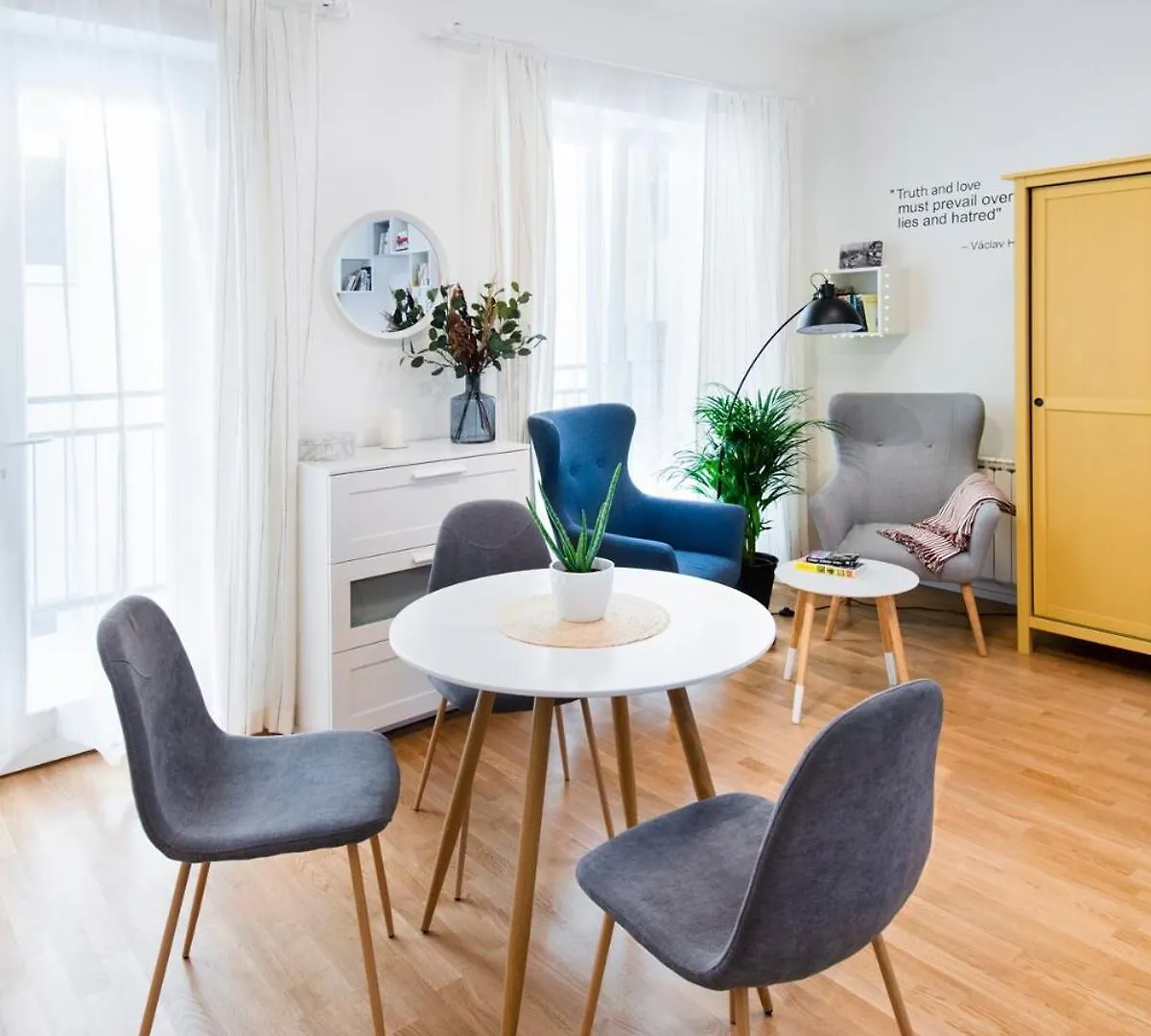 Cute Cozy Home On Charles Square Prag